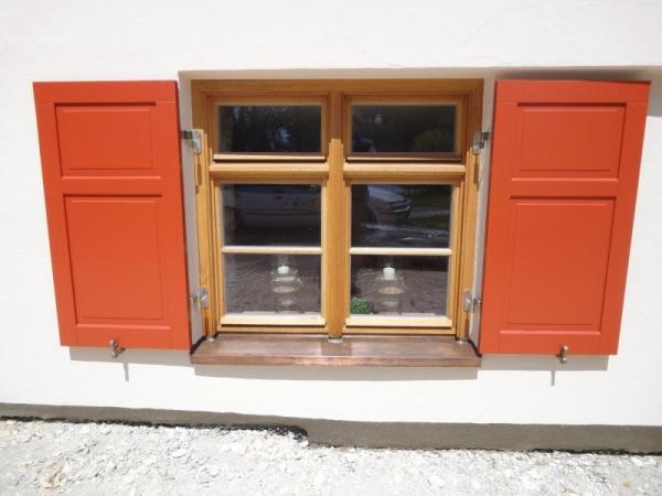 Sprossenfenster Holz mit orangenen Klappläden