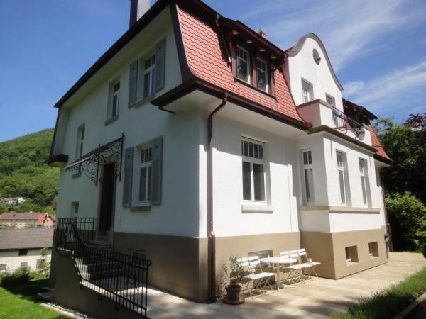 Sprossenfenster aus Holz in weiß mit Klappläden 2