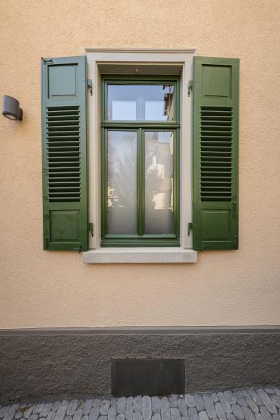 Grüne Denkmalfenster mit Klappläden in Esslingen